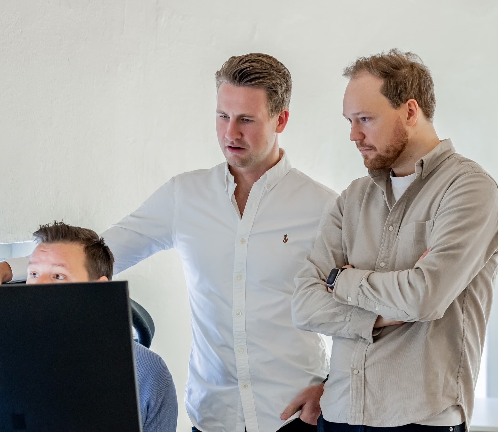 Tre medarbetare tittar på skärm